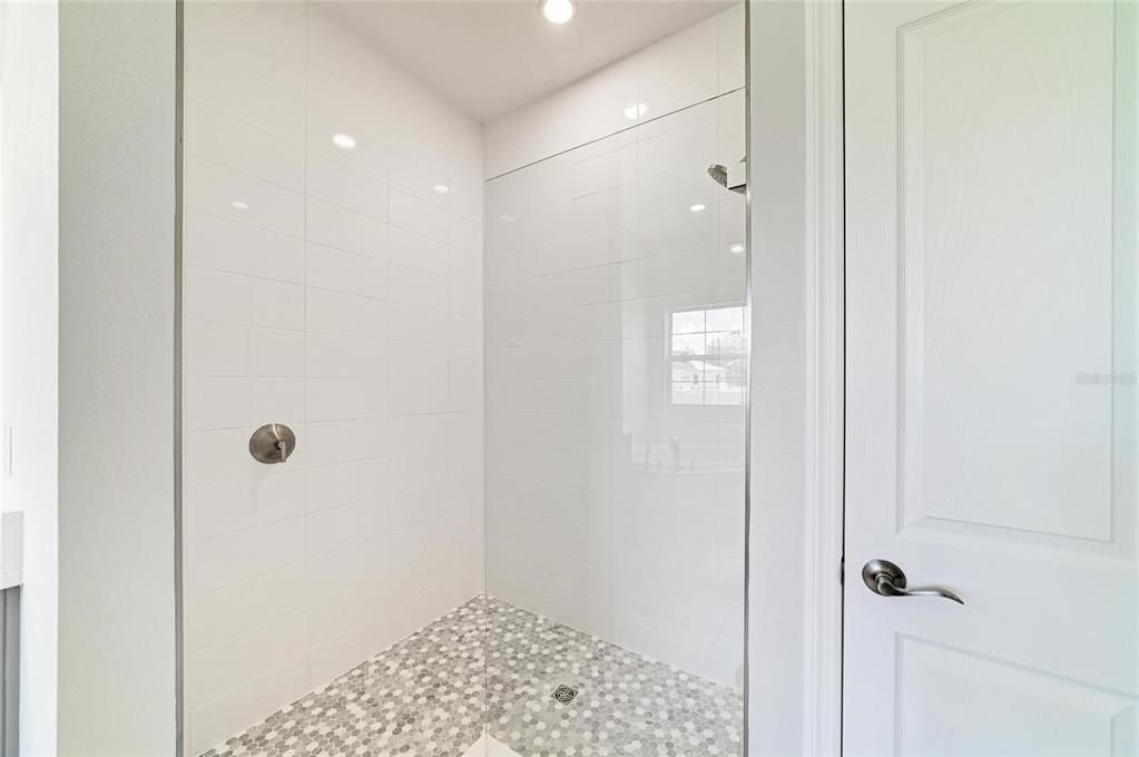 En Venta: $729,990 (3 camas, 3 baños, 2562 Pies cuadrados)