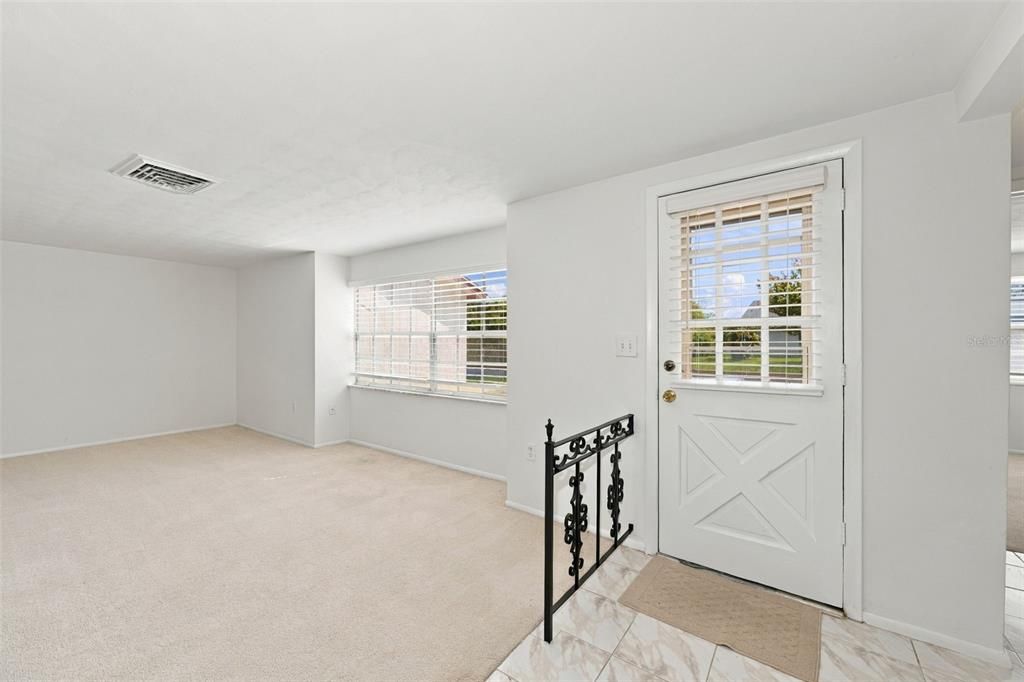 合同活跃: $199,000 (2 贝兹, 2 浴室, 1334 平方英尺)