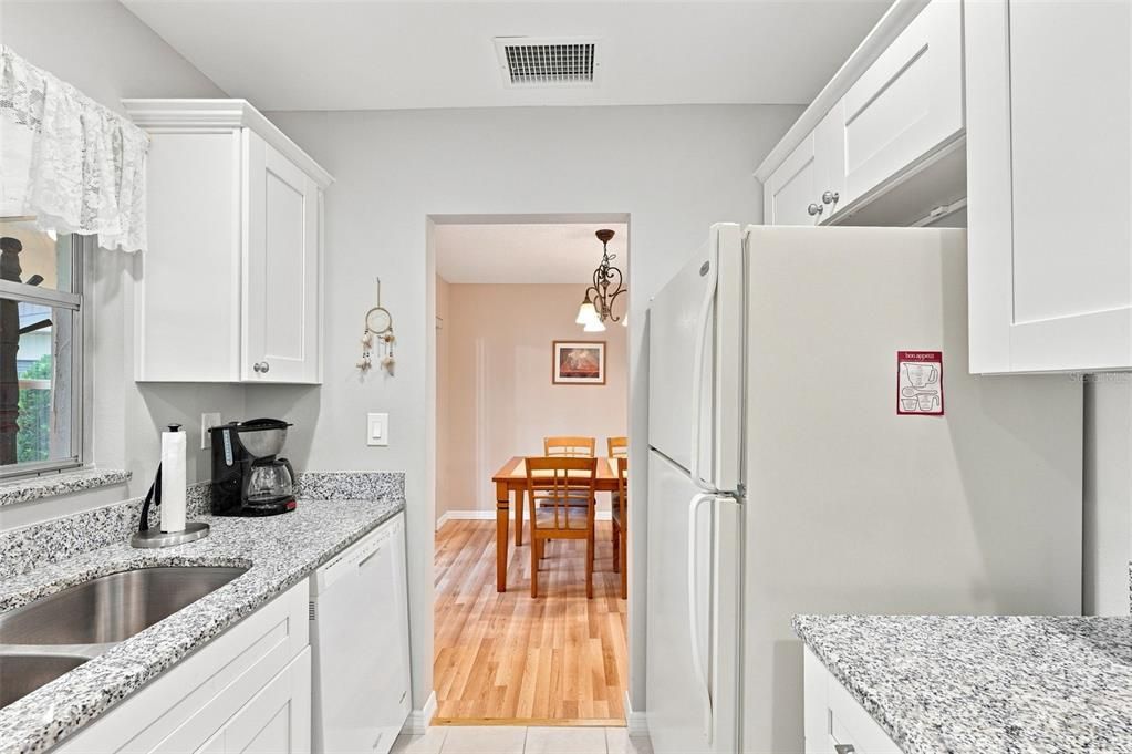Active With Contract: $123,900 (2 beds, 2 baths, 984 Square Feet)