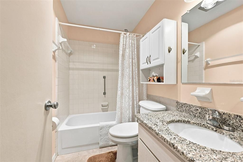 Active With Contract: $123,900 (2 beds, 2 baths, 984 Square Feet)