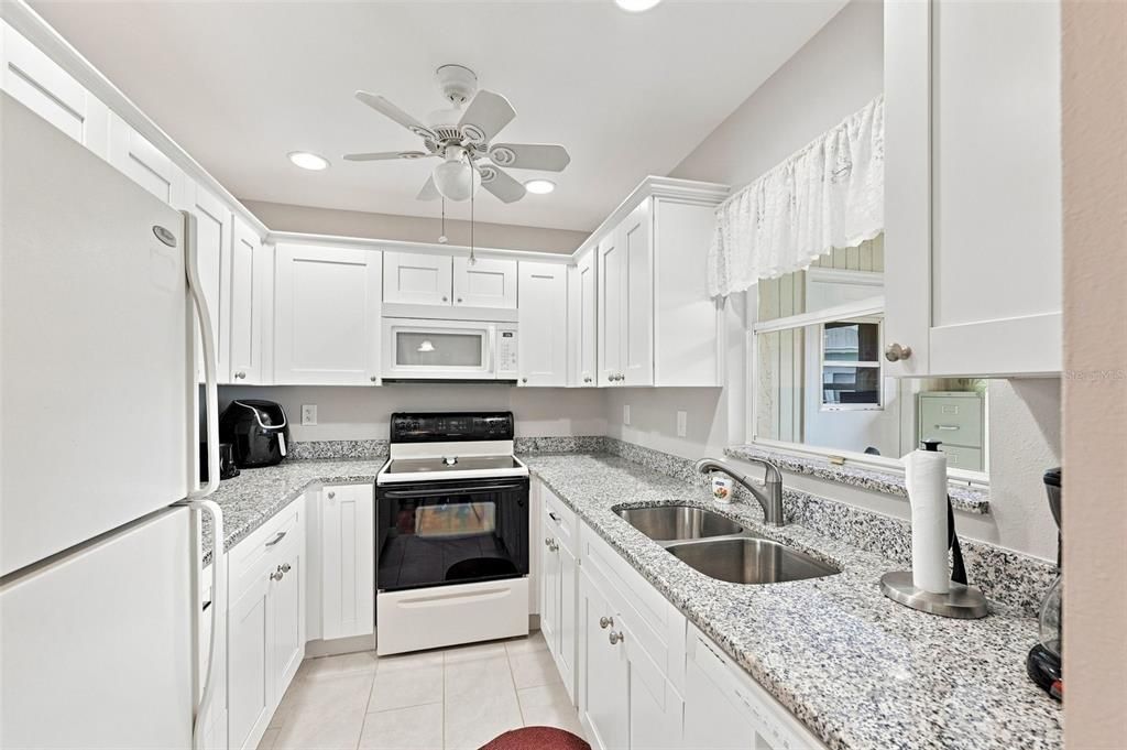 Active With Contract: $123,900 (2 beds, 2 baths, 984 Square Feet)