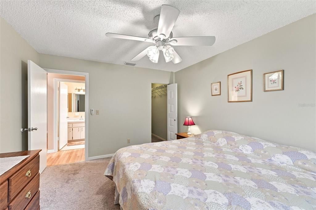 Active With Contract: $123,900 (2 beds, 2 baths, 984 Square Feet)