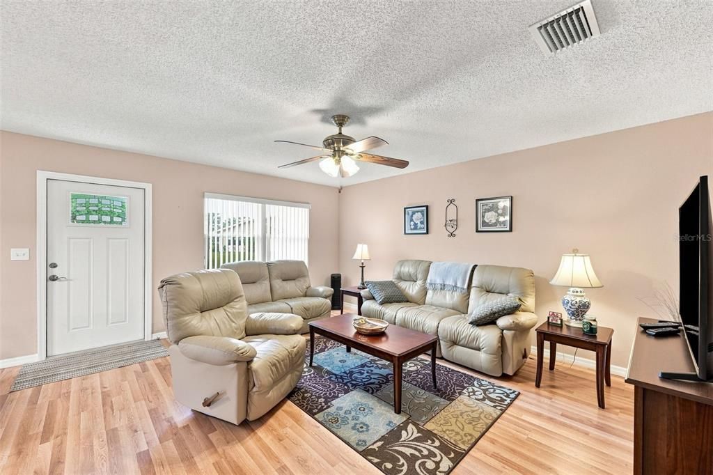 Active With Contract: $123,900 (2 beds, 2 baths, 984 Square Feet)