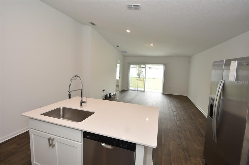 For Rent: $1,900 (3 beds, 2 baths, 1198 Square Feet)