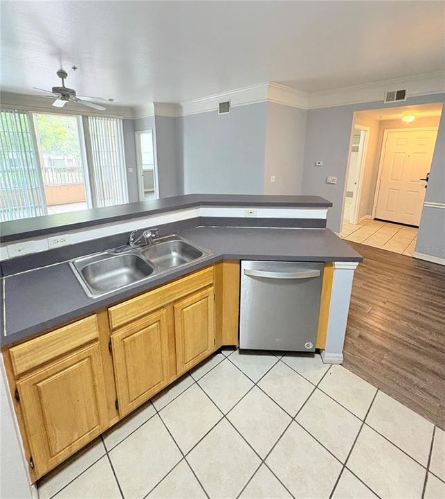 For Rent: $1,550 (1 beds, 1 baths, 816 Square Feet)