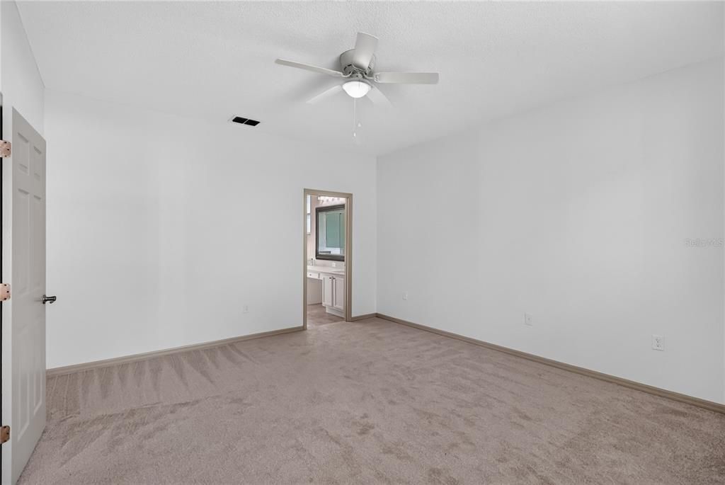 Activo con contrato: $368,900 (4 camas, 2 baños, 1885 Pies cuadrados)