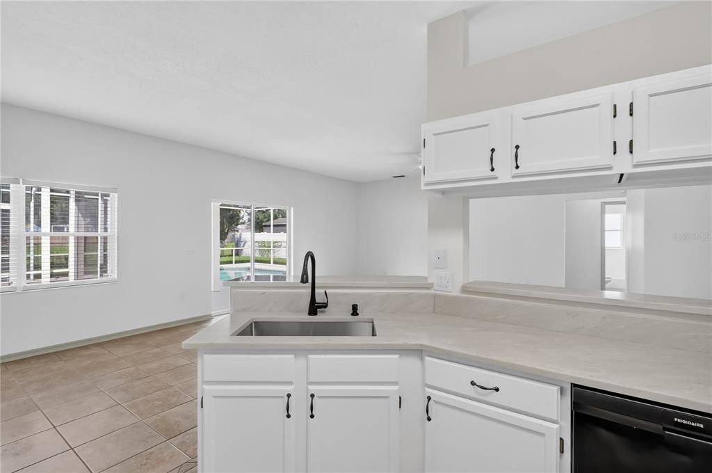 Activo con contrato: $368,900 (4 camas, 2 baños, 1885 Pies cuadrados)