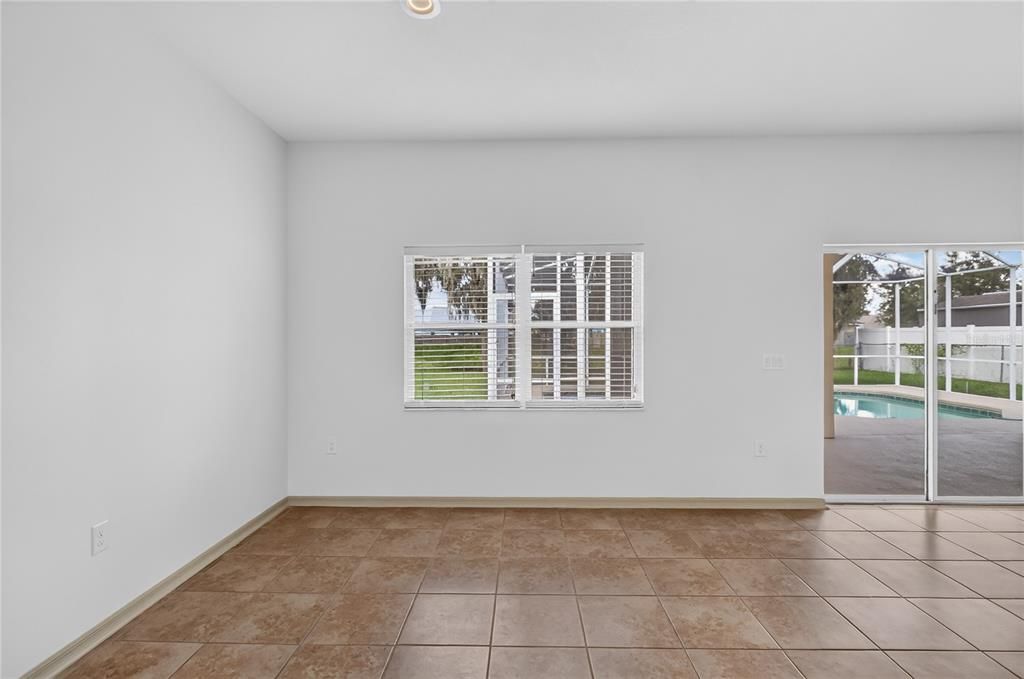 Activo con contrato: $368,900 (4 camas, 2 baños, 1885 Pies cuadrados)