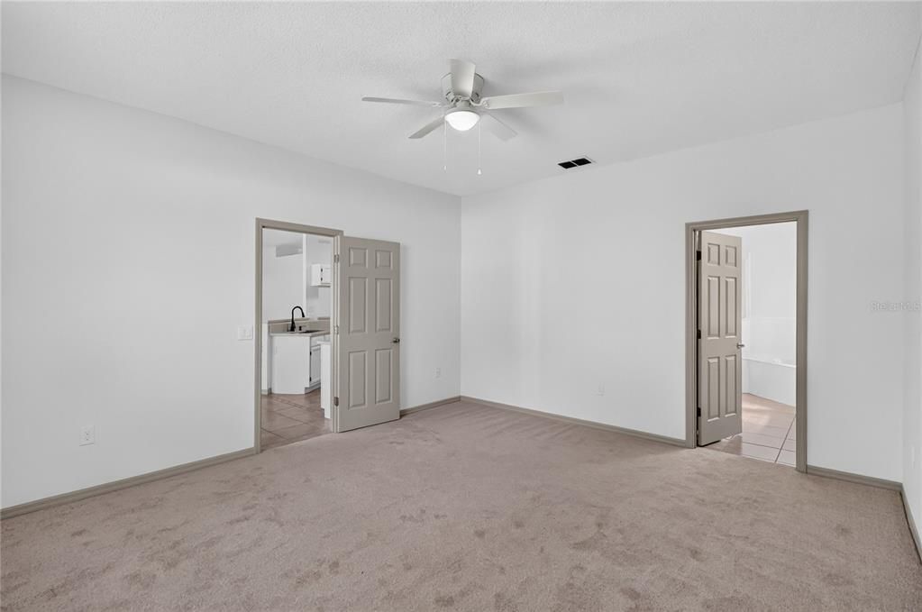 Activo con contrato: $368,900 (4 camas, 2 baños, 1885 Pies cuadrados)