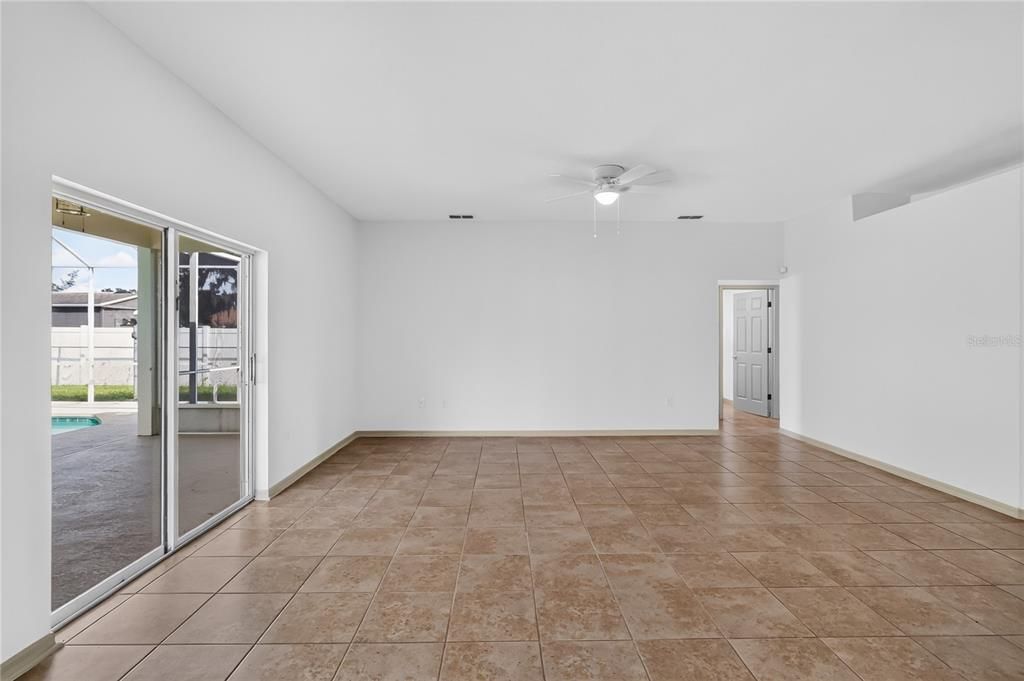 Activo con contrato: $368,900 (4 camas, 2 baños, 1885 Pies cuadrados)