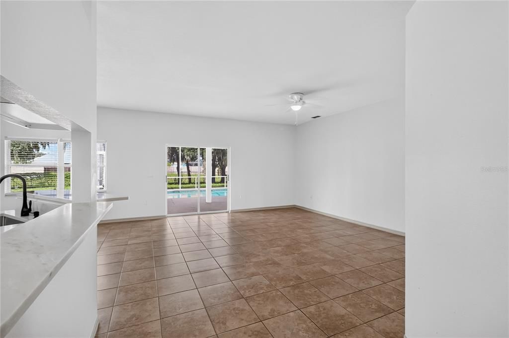 Activo con contrato: $368,900 (4 camas, 2 baños, 1885 Pies cuadrados)