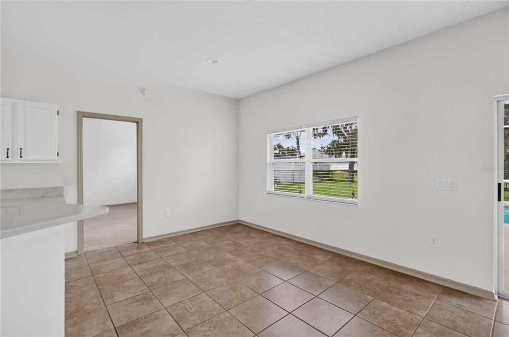 Activo con contrato: $368,900 (4 camas, 2 baños, 1885 Pies cuadrados)