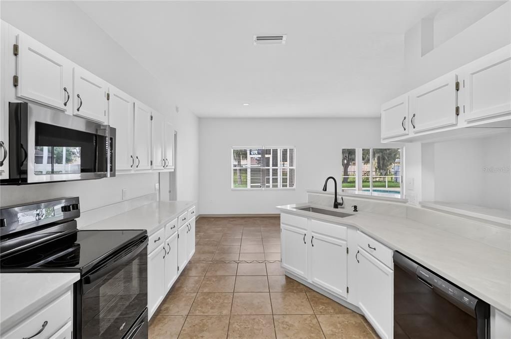 Activo con contrato: $368,900 (4 camas, 2 baños, 1885 Pies cuadrados)