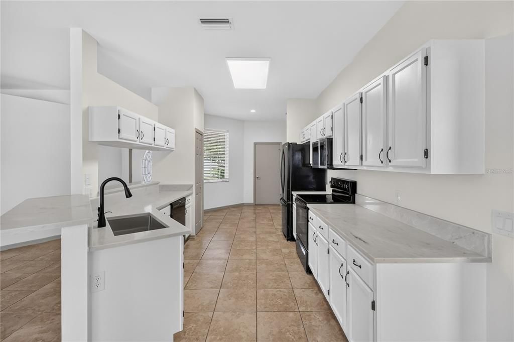 Activo con contrato: $368,900 (4 camas, 2 baños, 1885 Pies cuadrados)