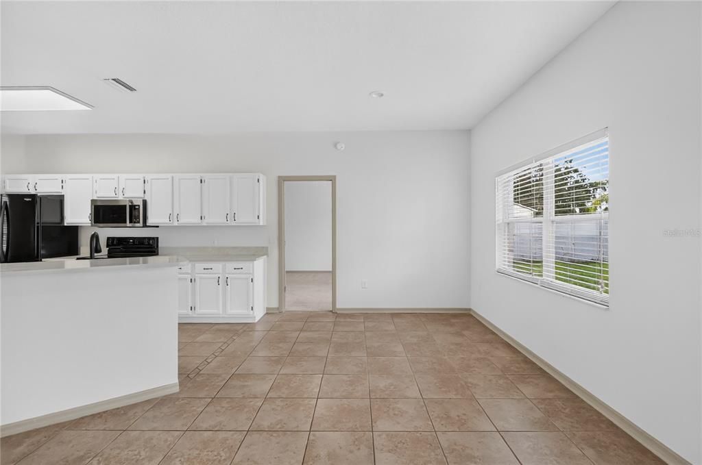 Activo con contrato: $368,900 (4 camas, 2 baños, 1885 Pies cuadrados)