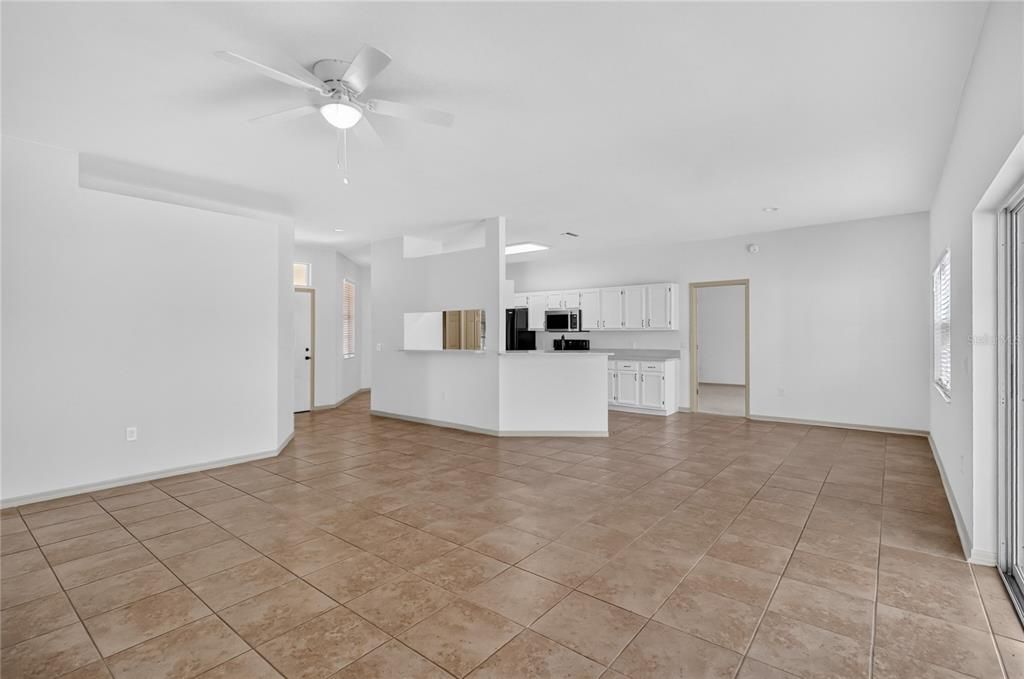 Activo con contrato: $368,900 (4 camas, 2 baños, 1885 Pies cuadrados)