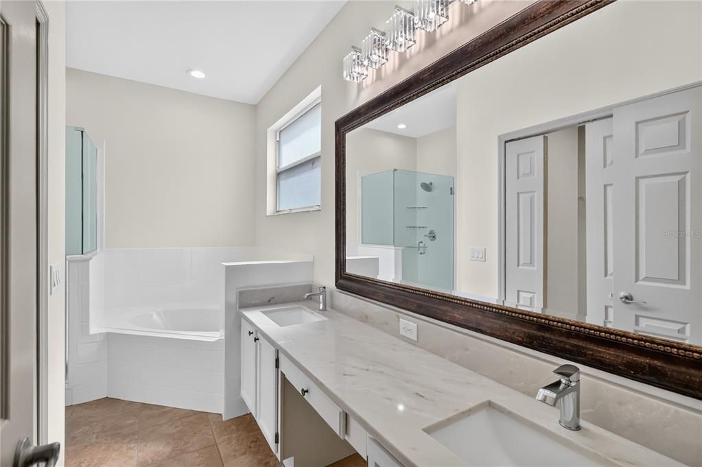 Activo con contrato: $368,900 (4 camas, 2 baños, 1885 Pies cuadrados)