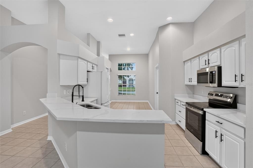 Activo con contrato: $459,900 (4 camas, 2 baños, 2321 Pies cuadrados)