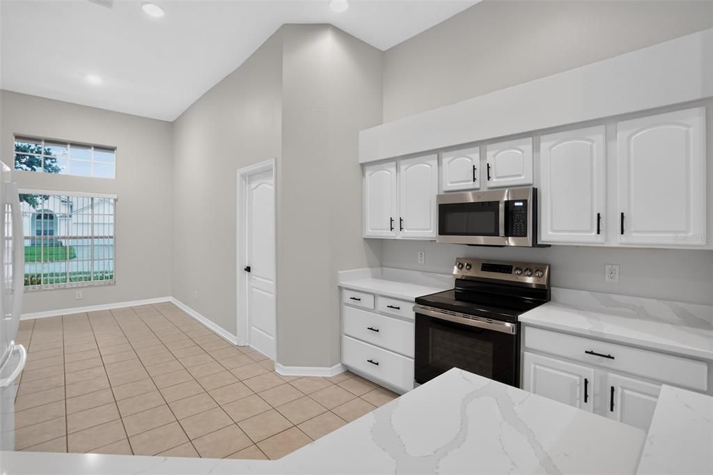 Activo con contrato: $459,900 (4 camas, 2 baños, 2321 Pies cuadrados)
