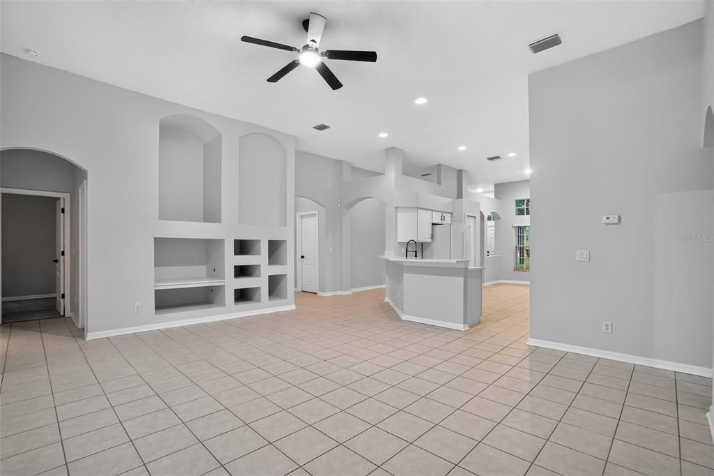 Activo con contrato: $459,900 (4 camas, 2 baños, 2321 Pies cuadrados)