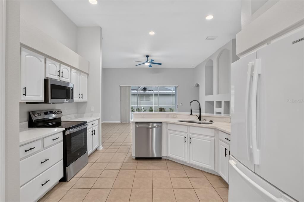 Activo con contrato: $459,900 (4 camas, 2 baños, 2321 Pies cuadrados)