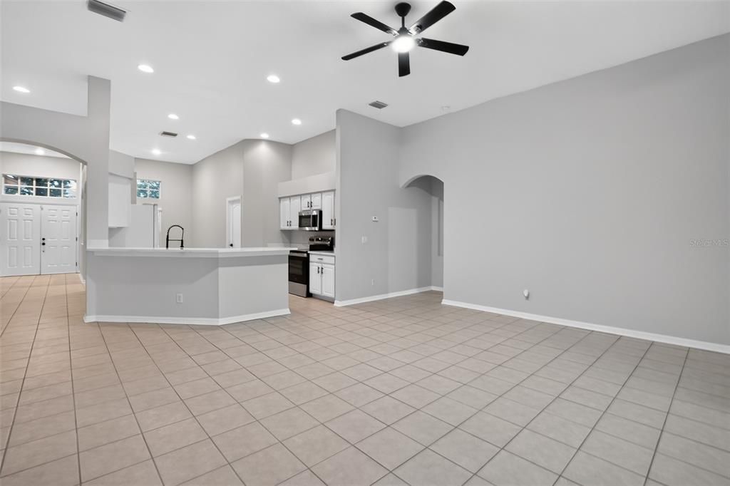 Activo con contrato: $459,900 (4 camas, 2 baños, 2321 Pies cuadrados)