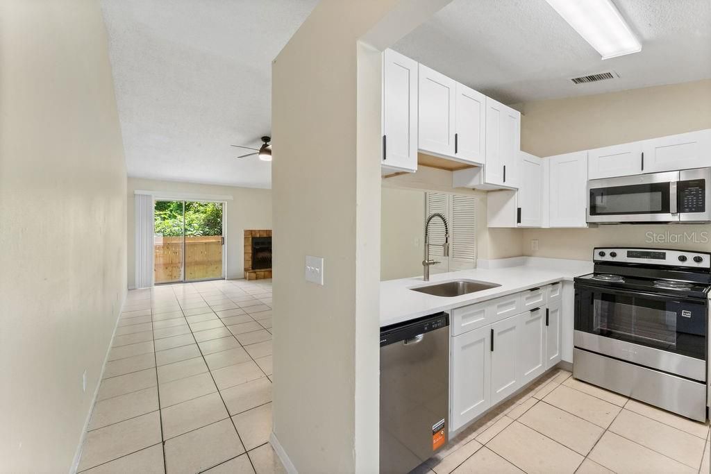 For Sale: $164,900 (2 beds, 1 baths, 901 Square Feet)