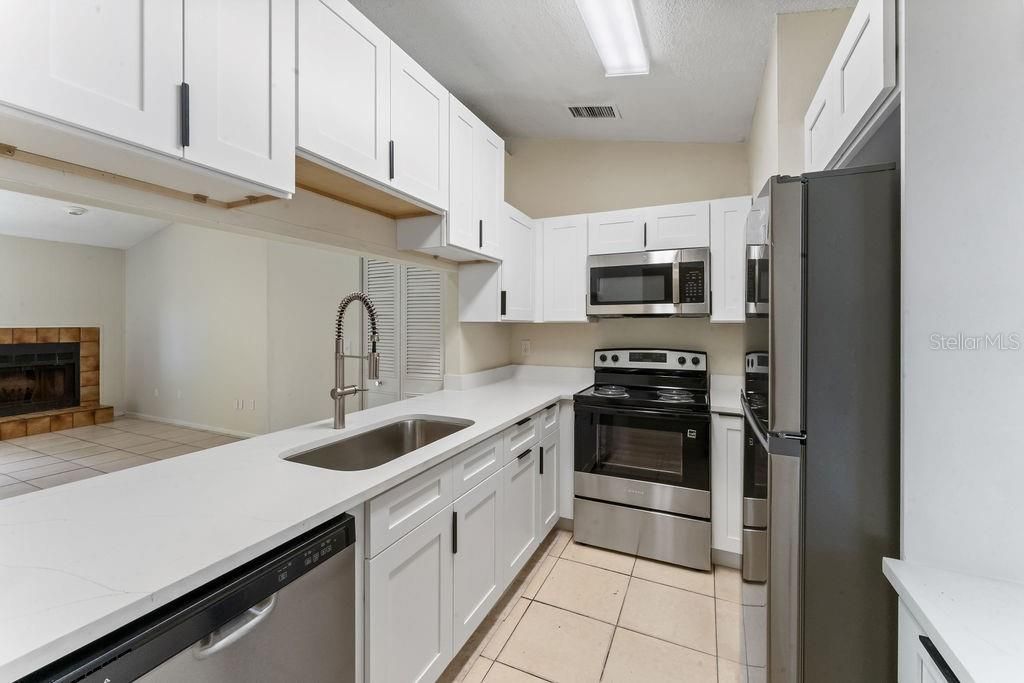 For Sale: $164,900 (2 beds, 1 baths, 901 Square Feet)