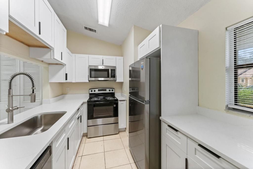 For Sale: $164,900 (2 beds, 1 baths, 901 Square Feet)