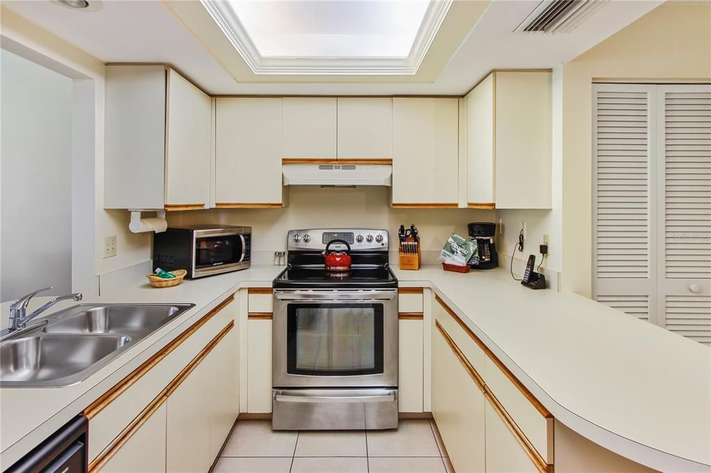 For Sale: $310,000 (2 beds, 2 baths, 1353 Square Feet)