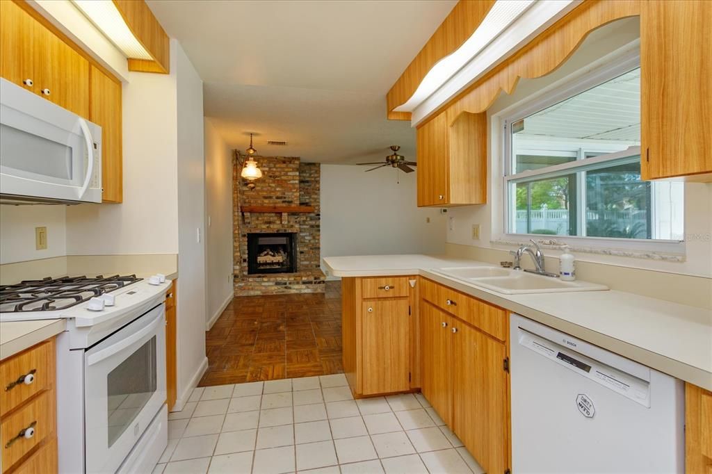 For Rent: $2,747 (4 beds, 2 baths, 1610 Square Feet)