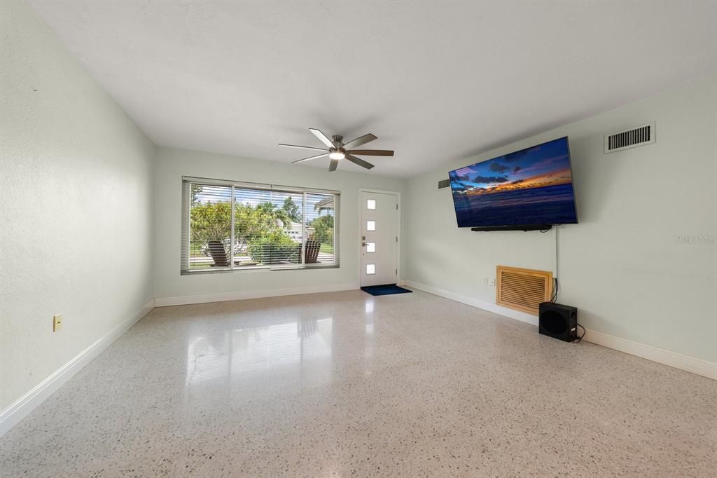 En Venta: $450,000 (3 camas, 3 baños, 1934 Pies cuadrados)