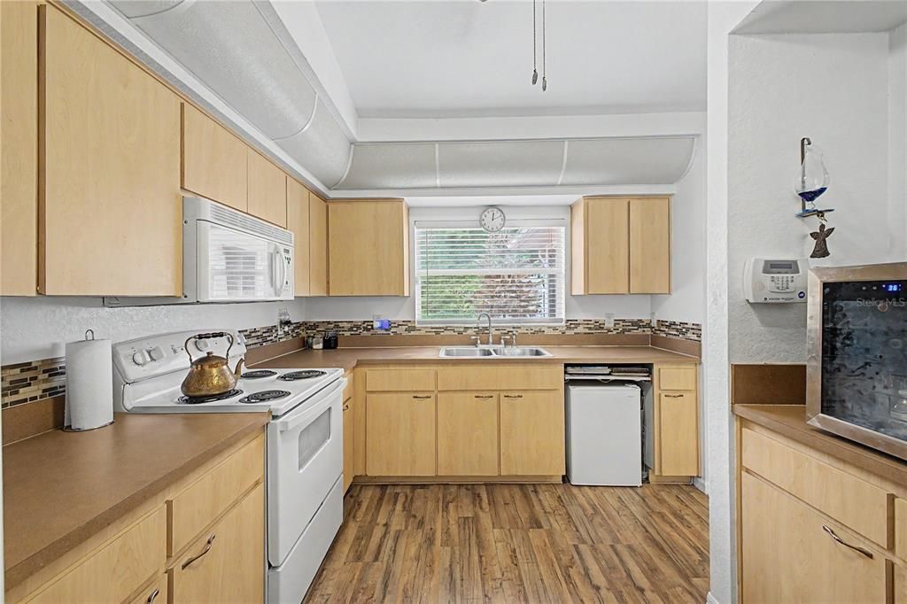На продажу: $425,000 (2 спален, 2 ванн, 1064 Квадратных фут)