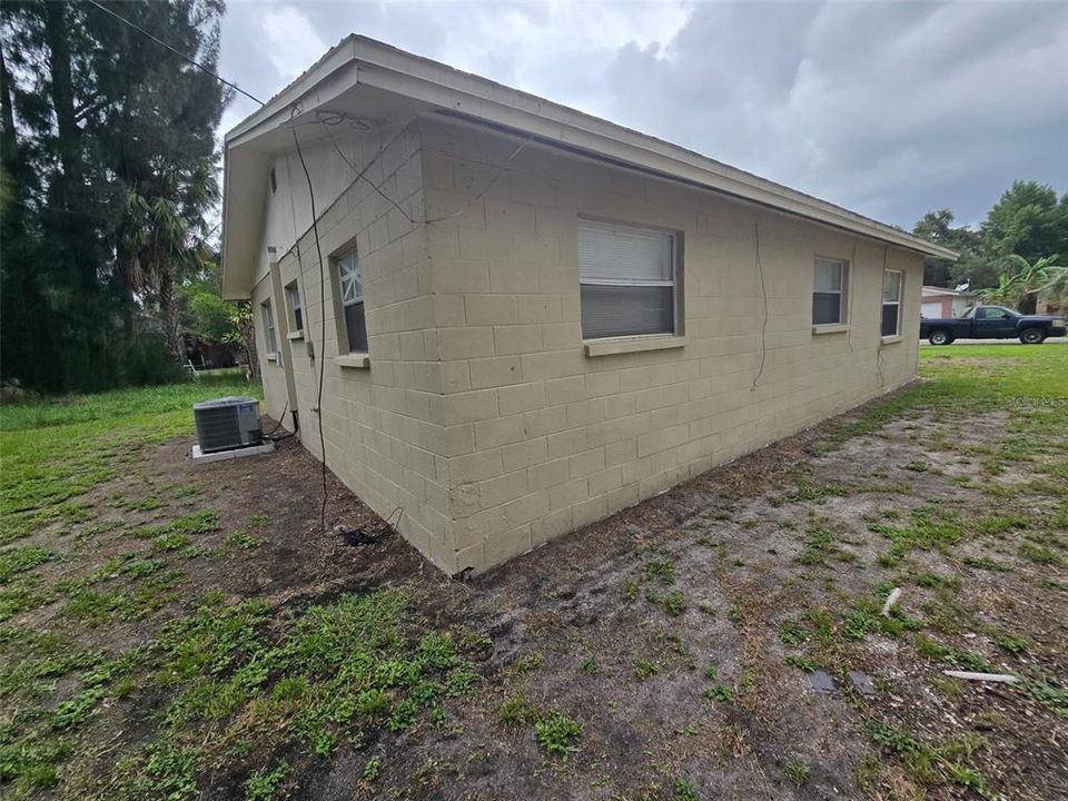 For Sale: $226,000 (3 beds, 1 baths, 984 Square Feet)