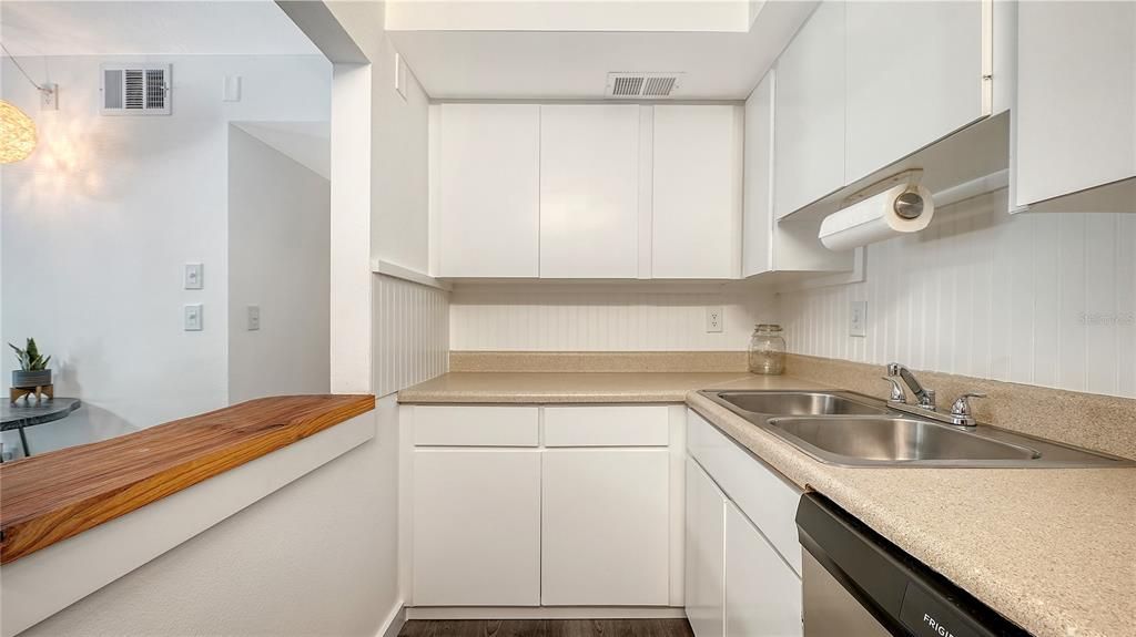 На продажу: $299,000 (2 спален, 2 ванн, 784 Квадратных фут)