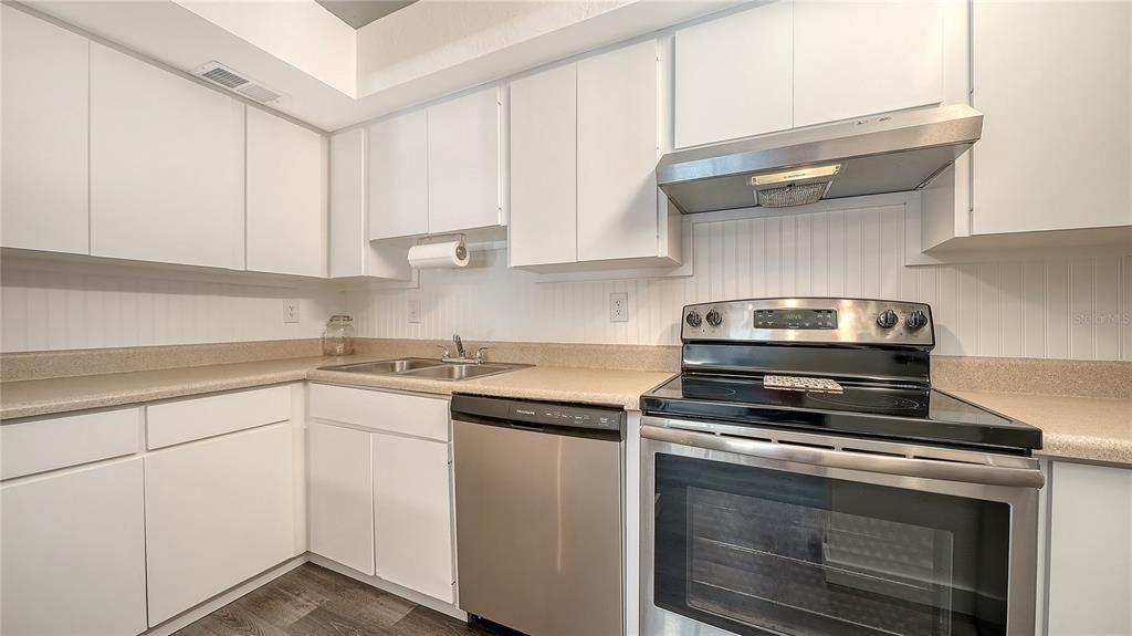 На продажу: $299,000 (2 спален, 2 ванн, 784 Квадратных фут)