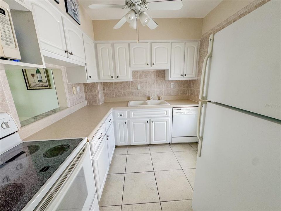 For Rent: $2,500 (2 beds, 1 baths, 820 Square Feet)