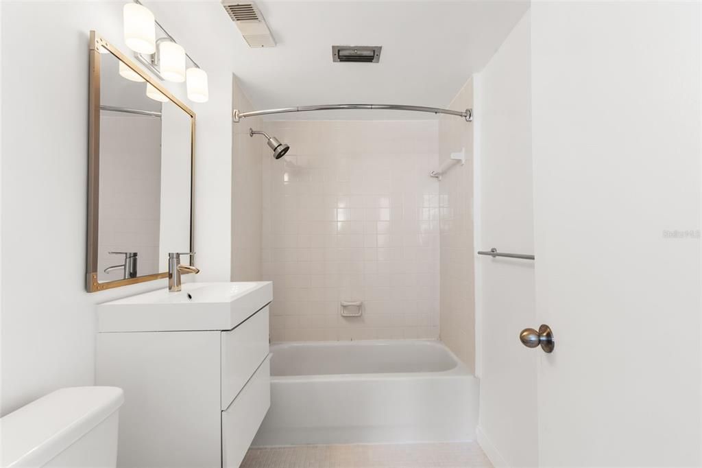 Active With Contract: $2,250 (1 beds, 1 baths, 494 Square Feet)