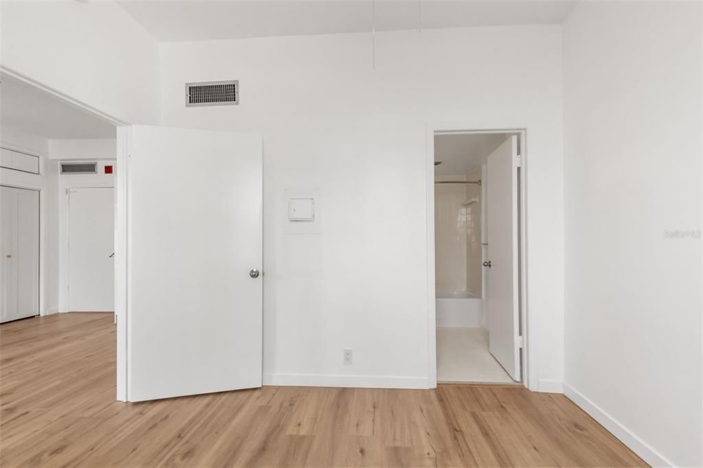 Active With Contract: $2,250 (1 beds, 1 baths, 494 Square Feet)
