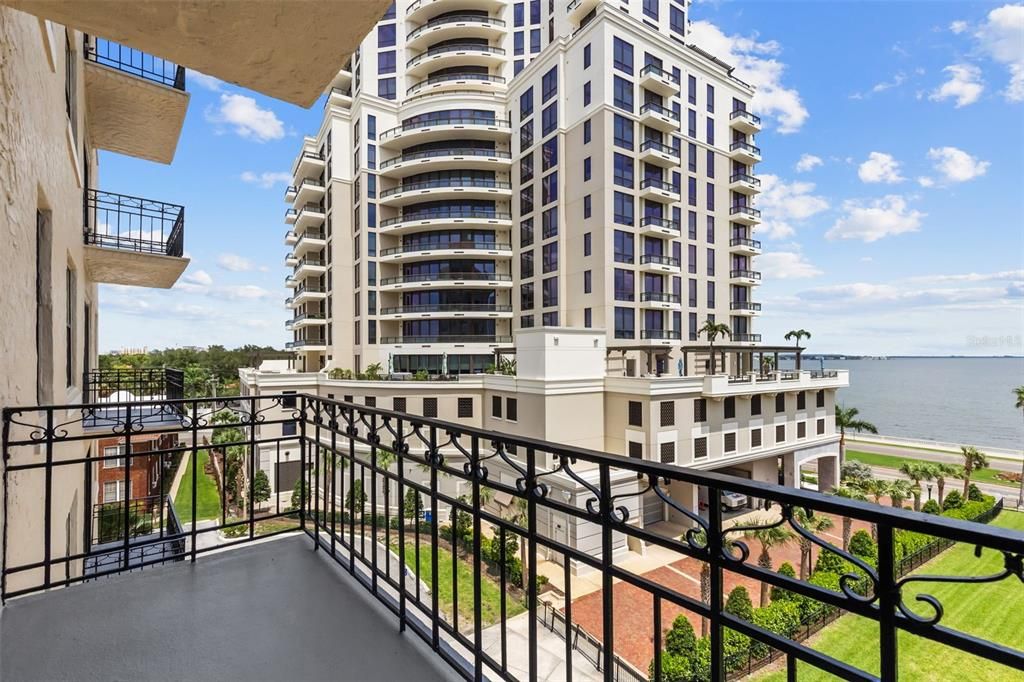 Active With Contract: $2,250 (1 beds, 1 baths, 494 Square Feet)