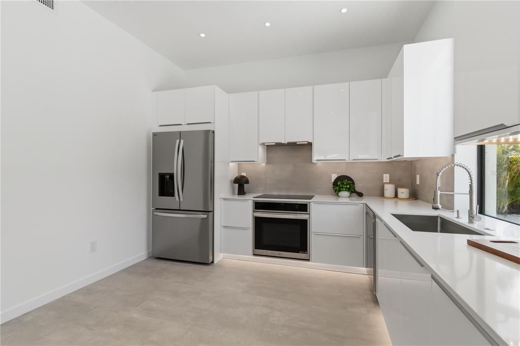 For Sale: $1,175,000 (3 beds, 2 baths, 1949 Square Feet)