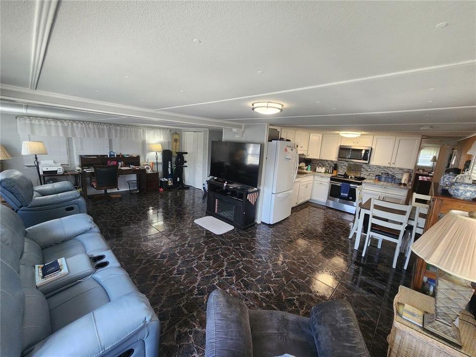For Sale: $125,000 (2 beds, 2 baths, 1008 Square Feet)