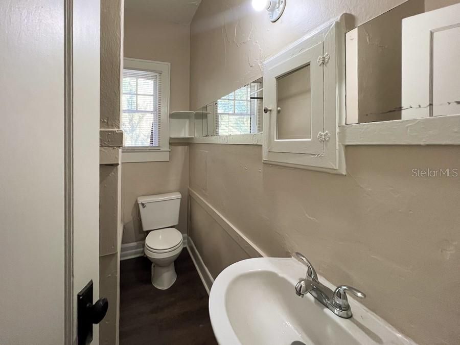 For Rent: $1,250 (2 beds, 1 baths, 850 Square Feet)