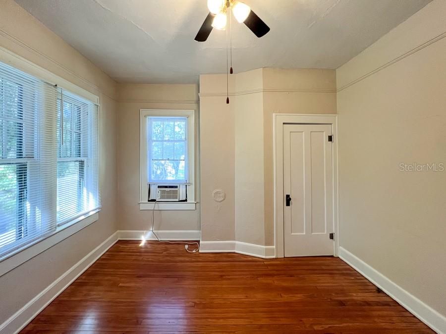 For Rent: $1,250 (2 beds, 1 baths, 850 Square Feet)