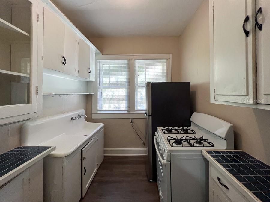 For Rent: $1,250 (2 beds, 1 baths, 850 Square Feet)