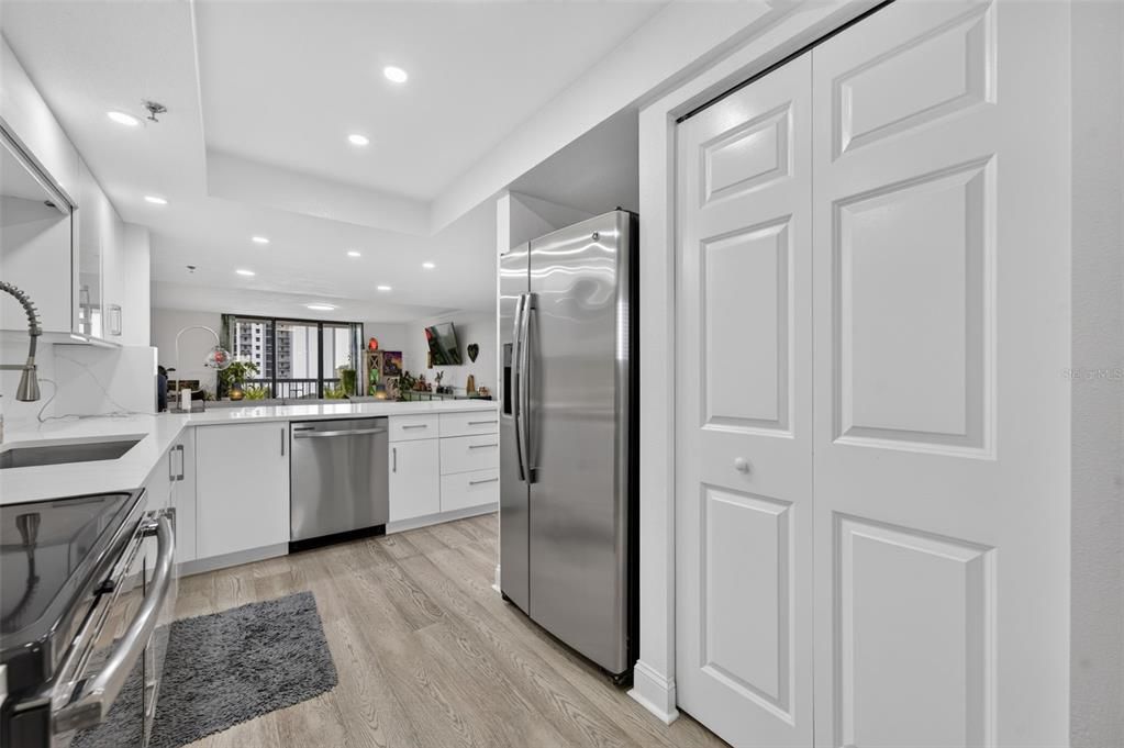 На продажу: $284,900 (2 спален, 2 ванн, 1338 Квадратных фут)