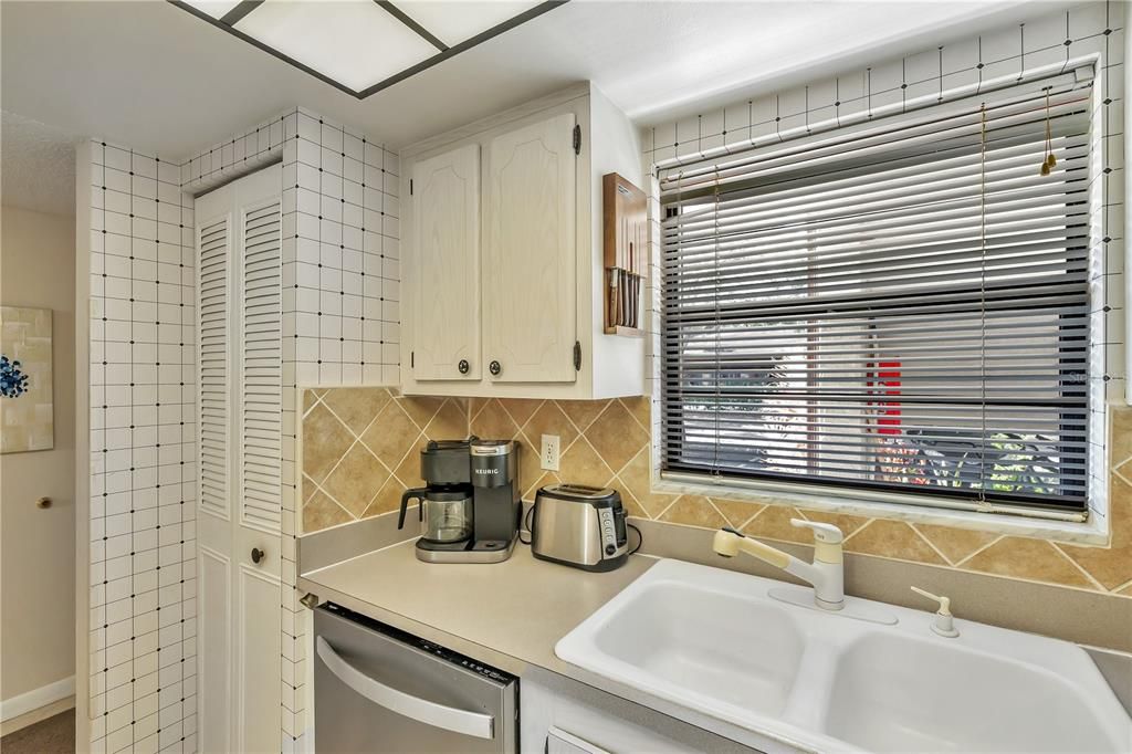 На продажу: $149,900 (2 спален, 1 ванн, 1020 Квадратных фут)