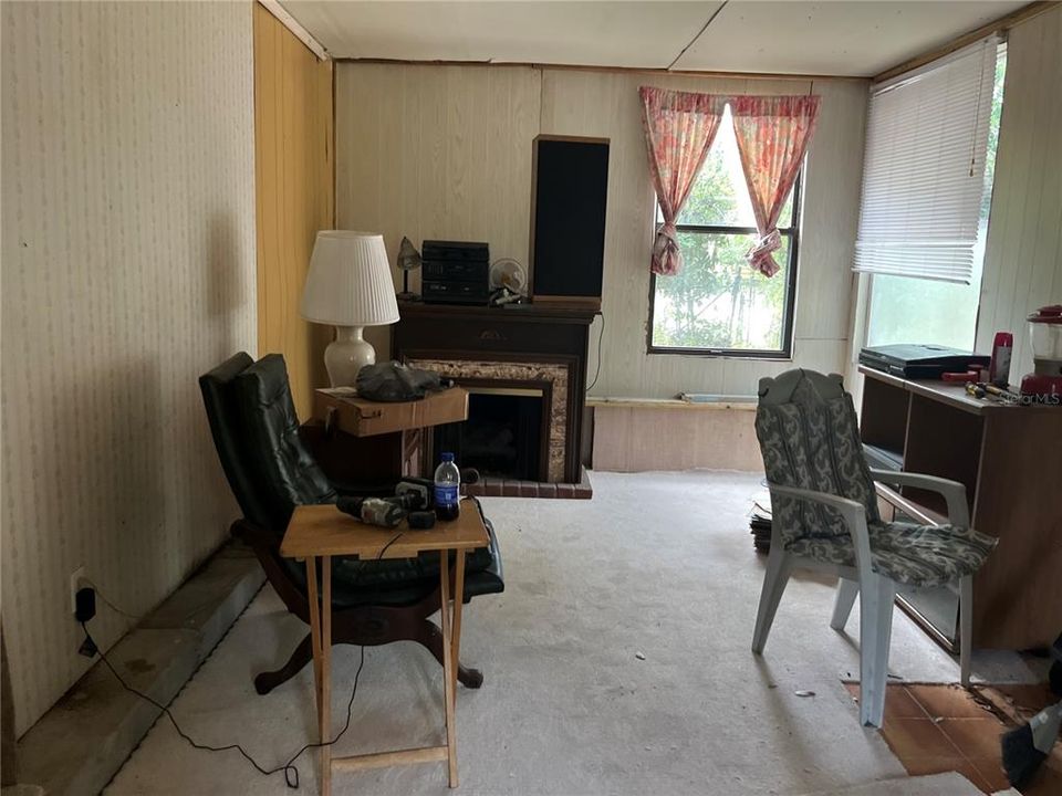Activo con contrato: $199,000 (4 camas, 2 baños, 1244 Pies cuadrados)