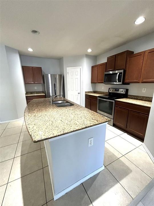В аренду: $1,850 (2 спален, 2 ванн, 1365 Квадратных фут)