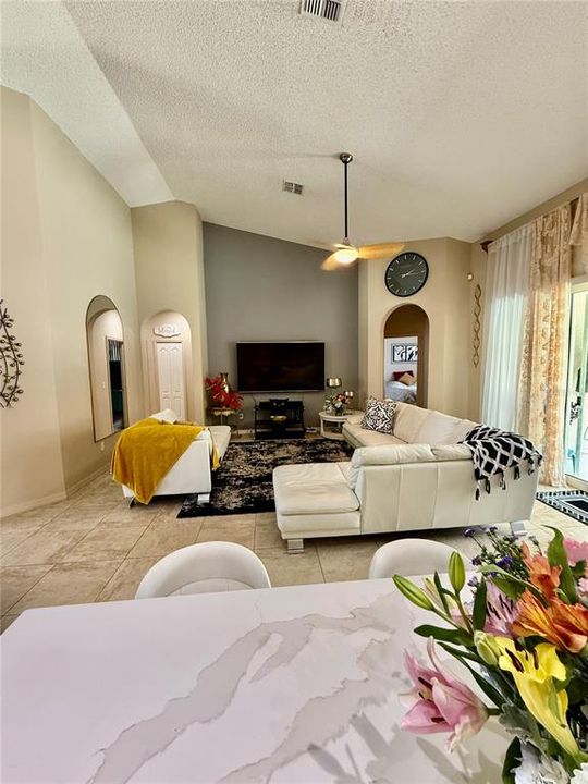 En Venta: $555,000 (4 camas, 3 baños, 2360 Pies cuadrados)
